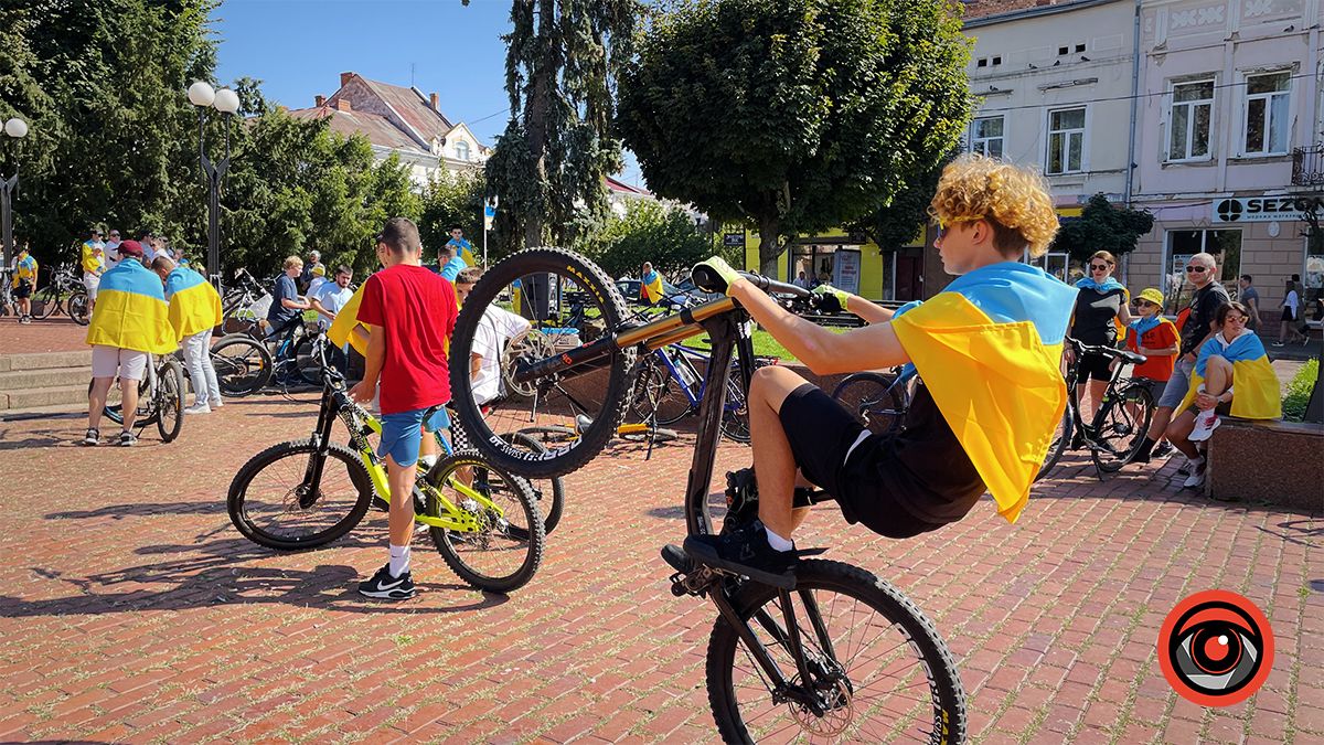 У Коломиї десятки велосипедистів проїхалися містом із прапорами | Фоторепортаж 1