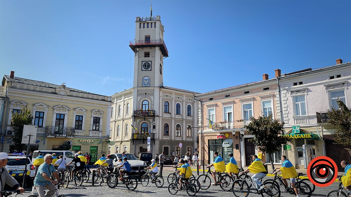 У Коломиї десятки велосипедистів проїхалися містом із прапорами | Фоторепортаж