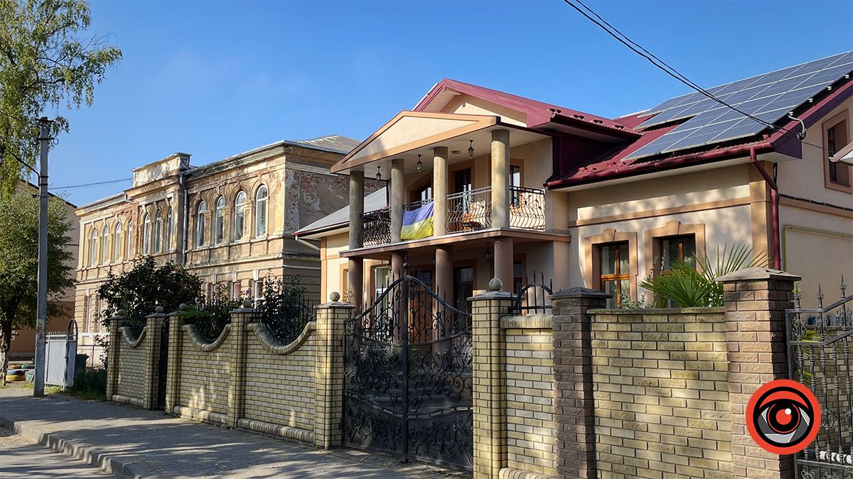 зграбненький будинок з історією, а поза ним - корпус молодшої школи ліцею №8