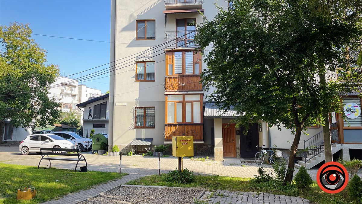 новобудова на вулиці вглибині мікрорайоні