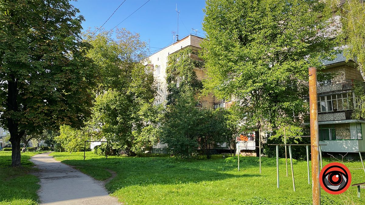 булинок Коновальця. 21 потопає у зелені