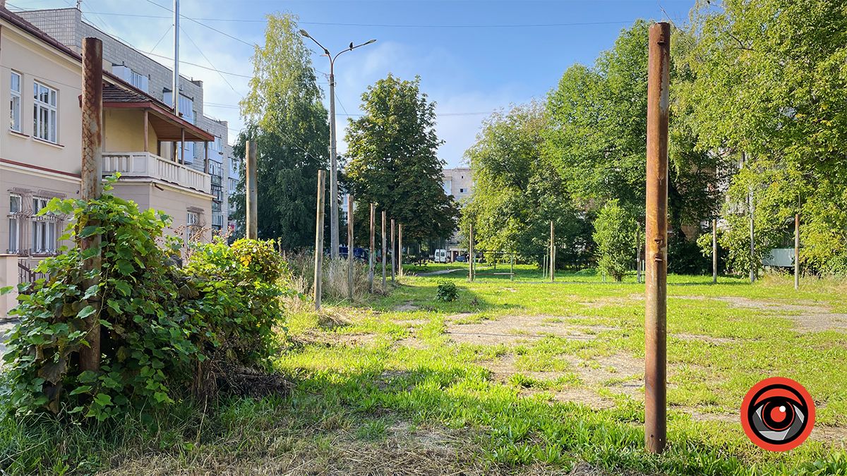 давно покинуте мініполе для гри в футбол от-от мають відреставрувати