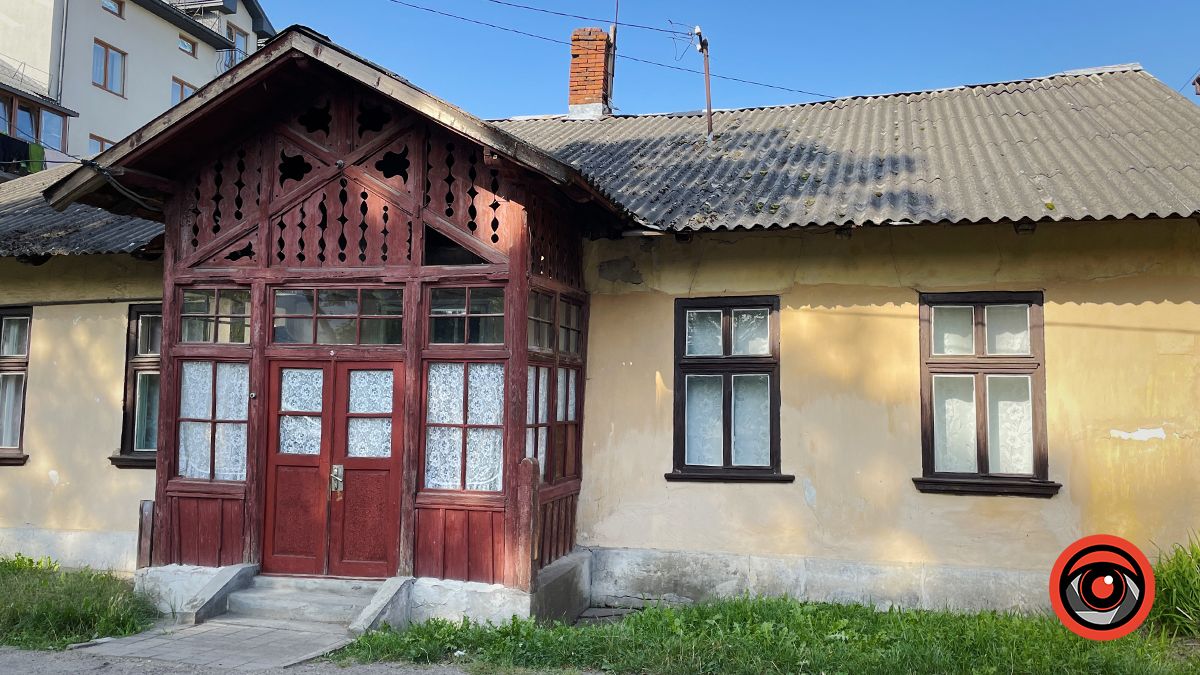 ще одна хата на вул. Коновальця, яка крізб десятиліття добре збереглася