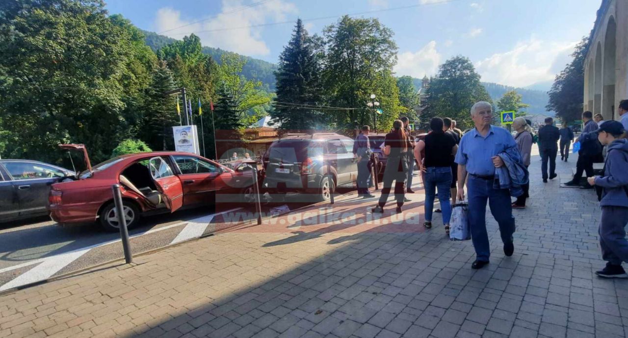 У центрі Яремче ДТП за участі чотирьох автівок 1