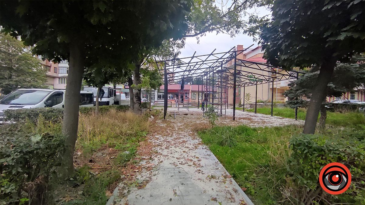 На вулиці Січових Стрільців розпочали встановлення металоконструкції на майданчику для ярмарку