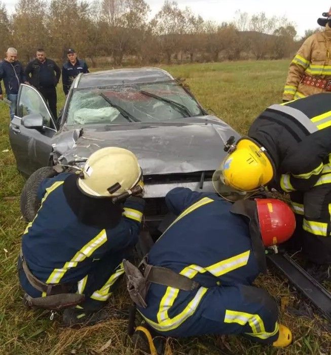 ДТП на Надвірнянщині: авто понівечило, постраждали двоє людей 1