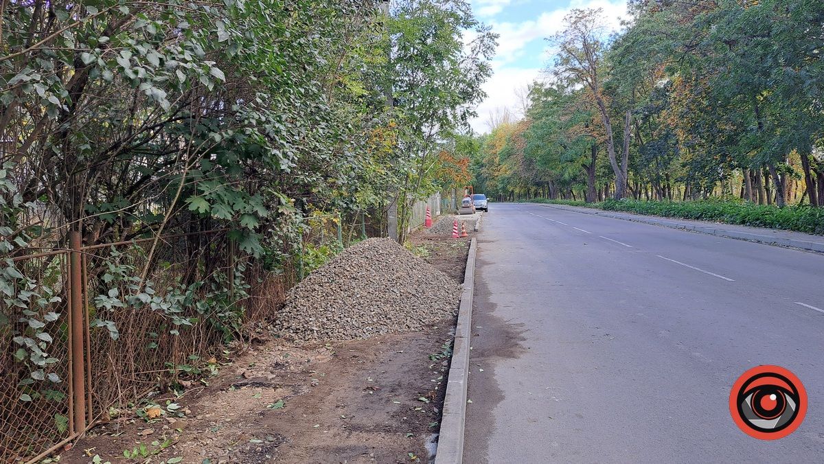 У Коломиї на вулиці Атаманюка роблять тротуар 2