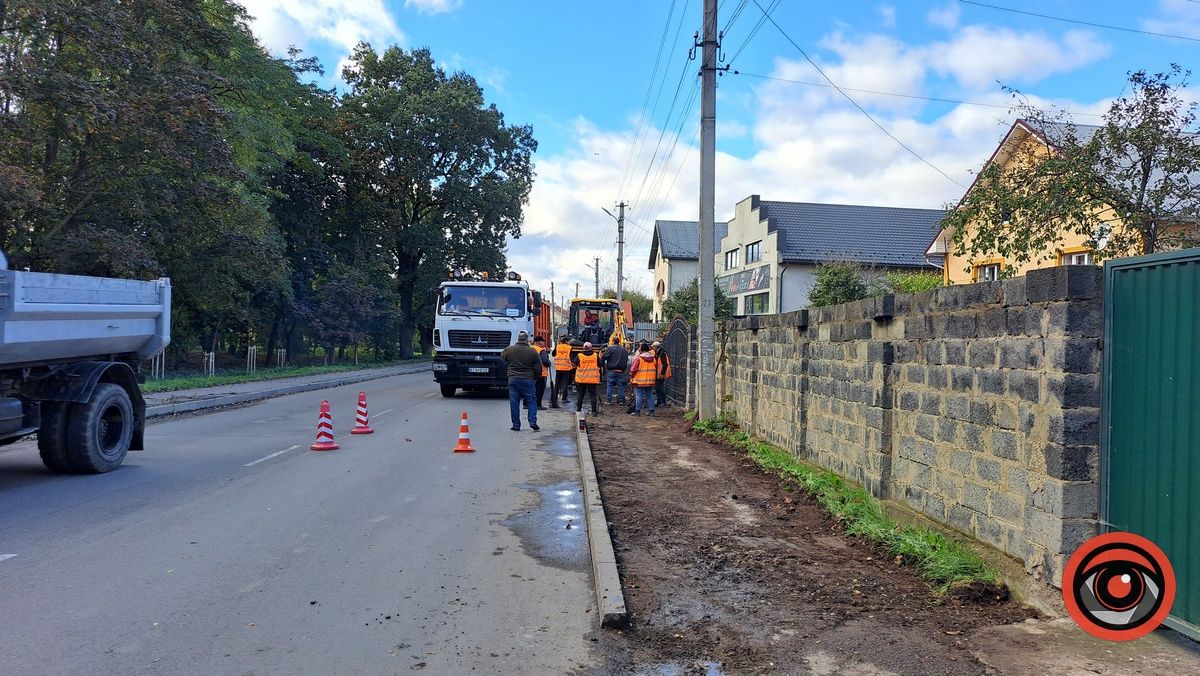 У Коломиї на вулиці Атаманюка роблять тротуар