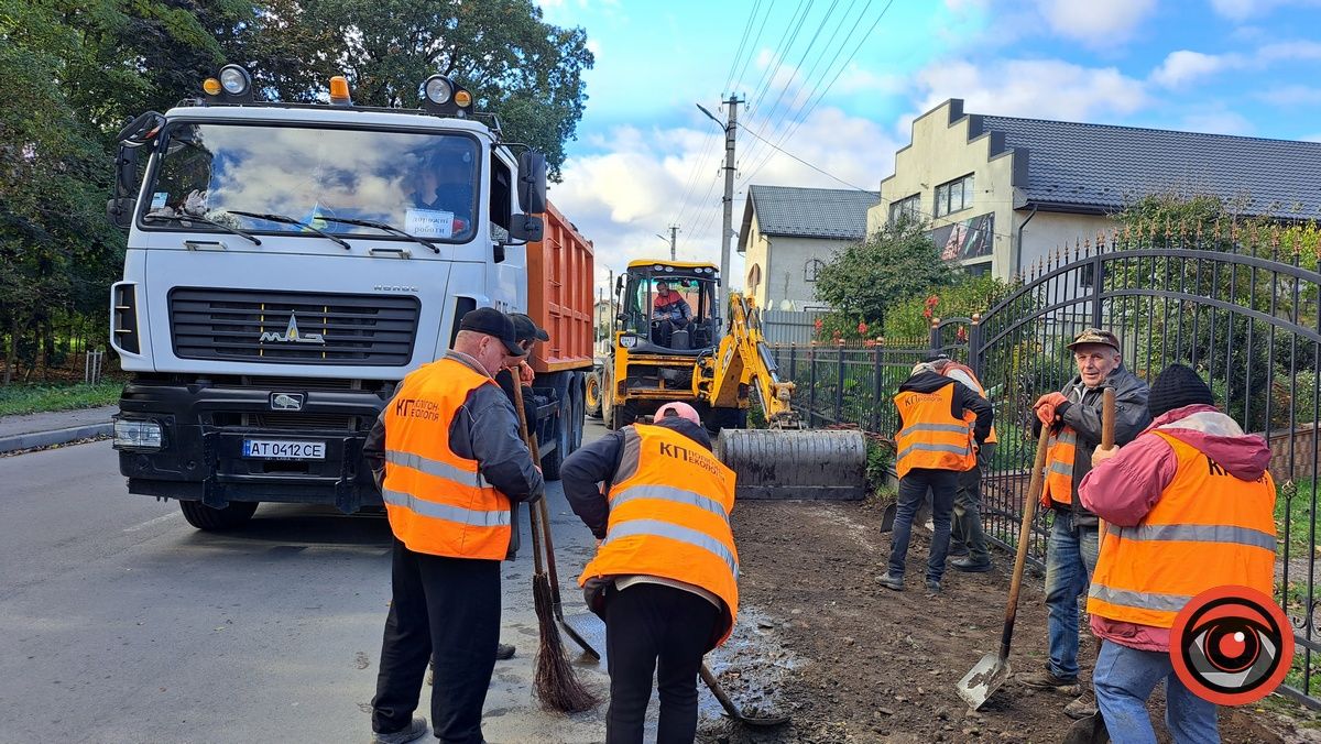У Коломиї на вулиці Атаманюка роблять тротуар 1