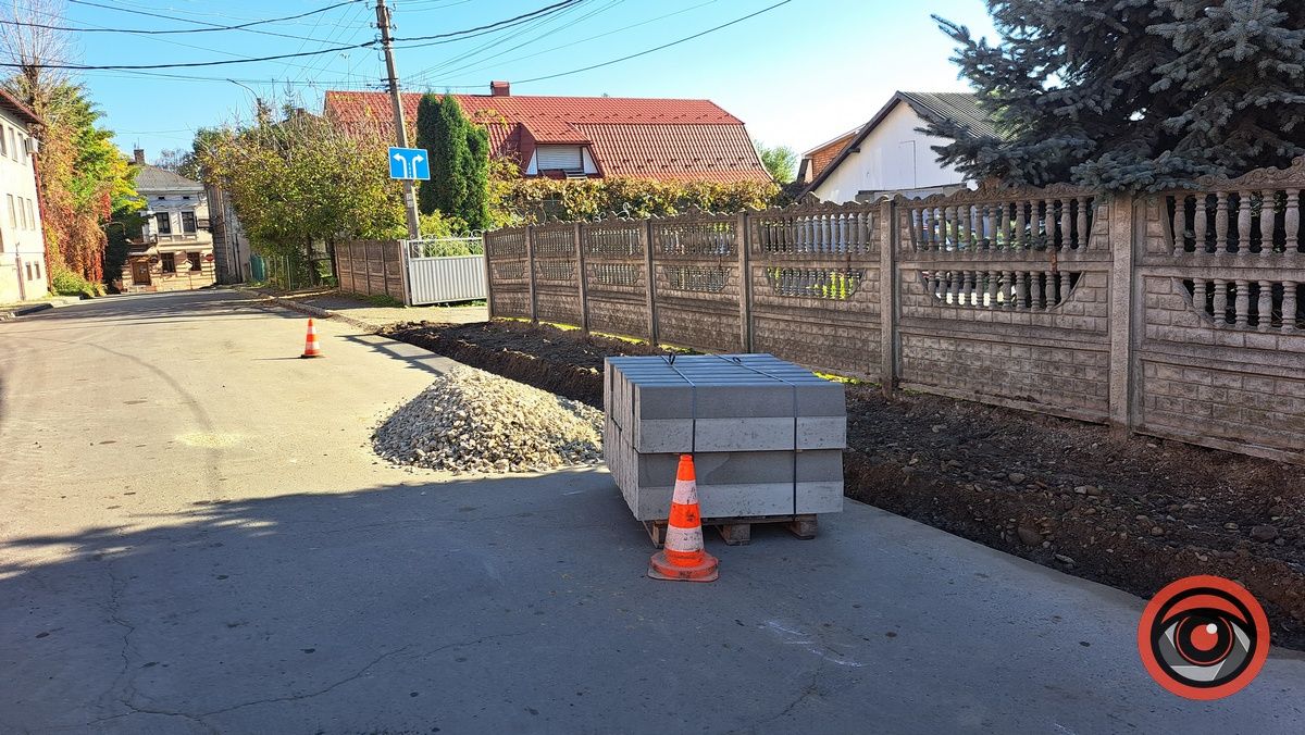 На частині вул. Замкової ремонтують тротуари: рух ускладнений 3