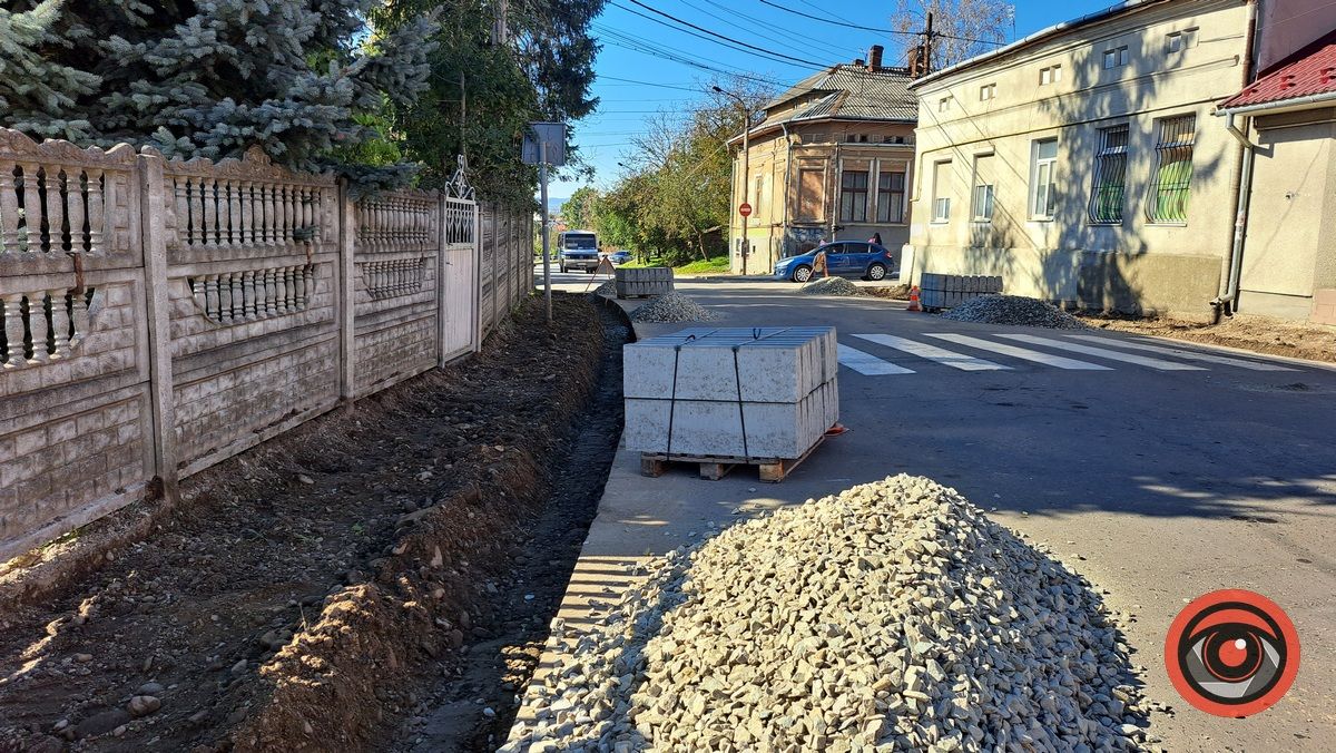 На частині вул. Замкової ремонтують тротуари: рух ускладнений 2