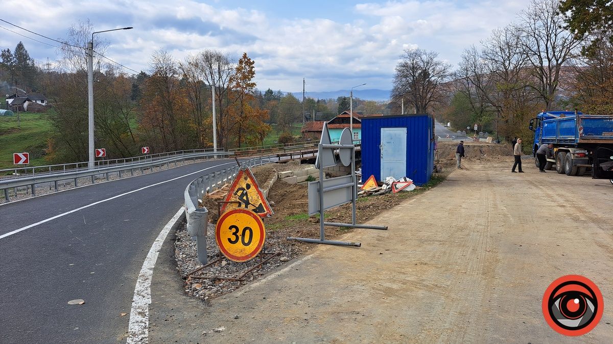 У селі Яблунів на Косівщині ремонтують міст 1