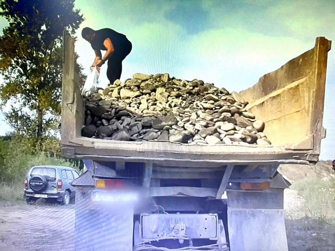 На Косівщині зупинили незаконний видобуток гравію 1