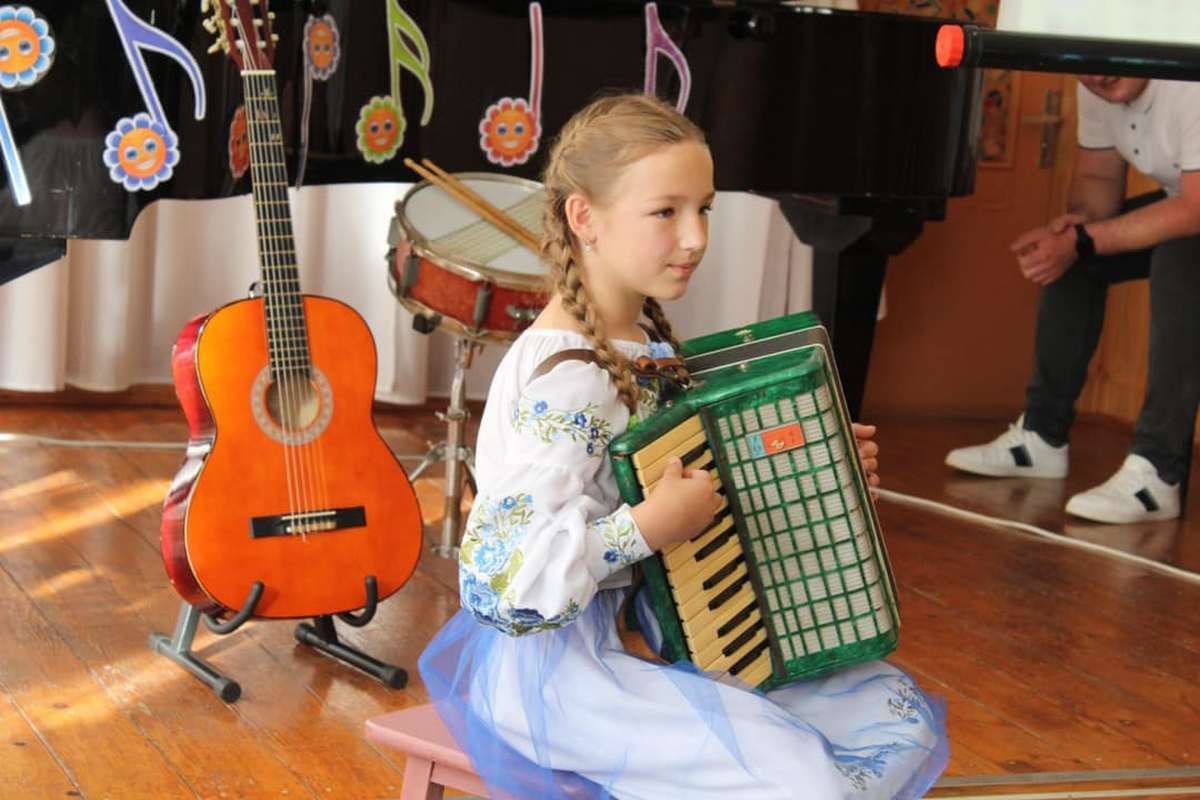 Першачків музичної школи посвячували в учні й знайомили з псом Патроном 3