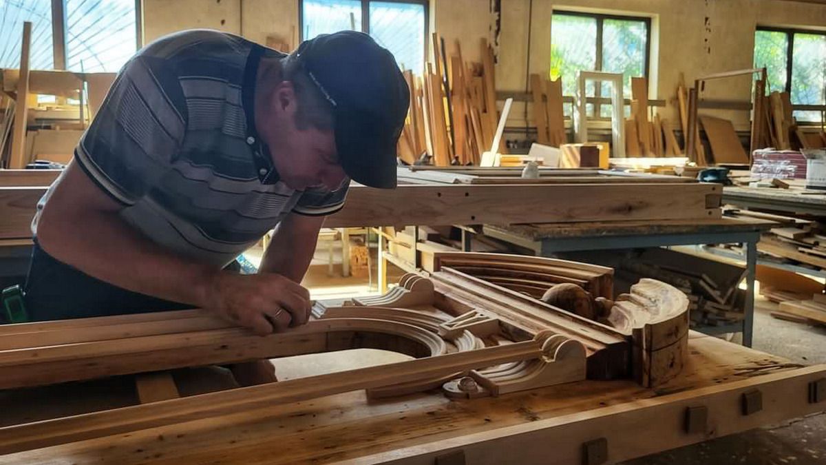 Як коломияни історію рятували: відновлені розкішні двері на Чорновола, 9 3