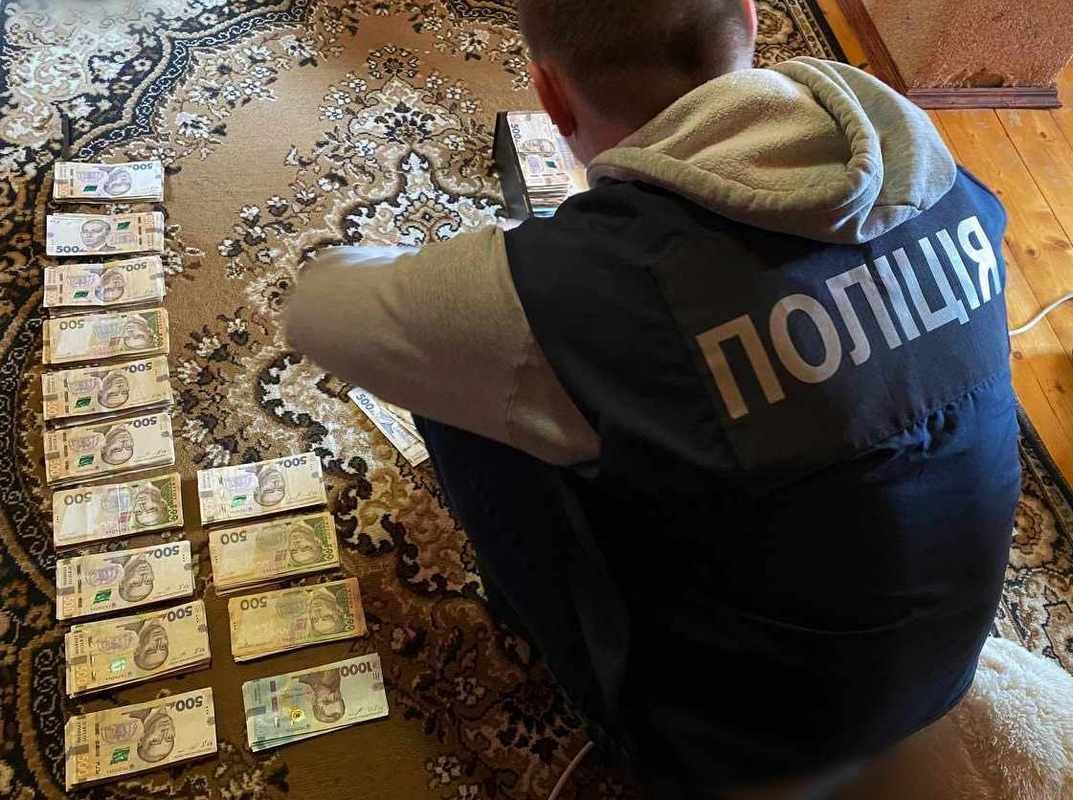 Зламували сторінки і "позичали" гроші: На Прикарпатті спіймали групу шахраїв 1