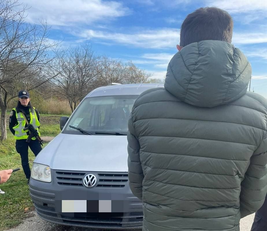 В автівці коломиянина на коврику знайшли наркотики 1