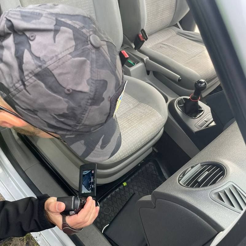 В автівці коломиянина на коврику знайшли наркотики 2