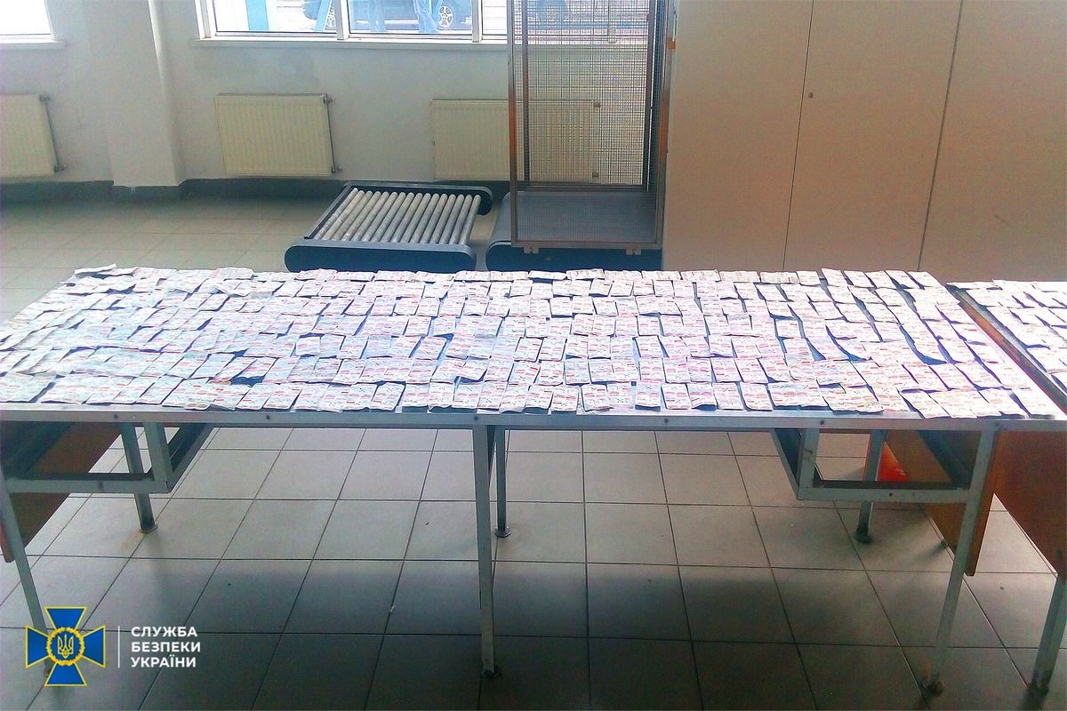 Перевозили наркотичні таблетки на понад 9 млн грн у пральному порошку: що вирішив суд 1