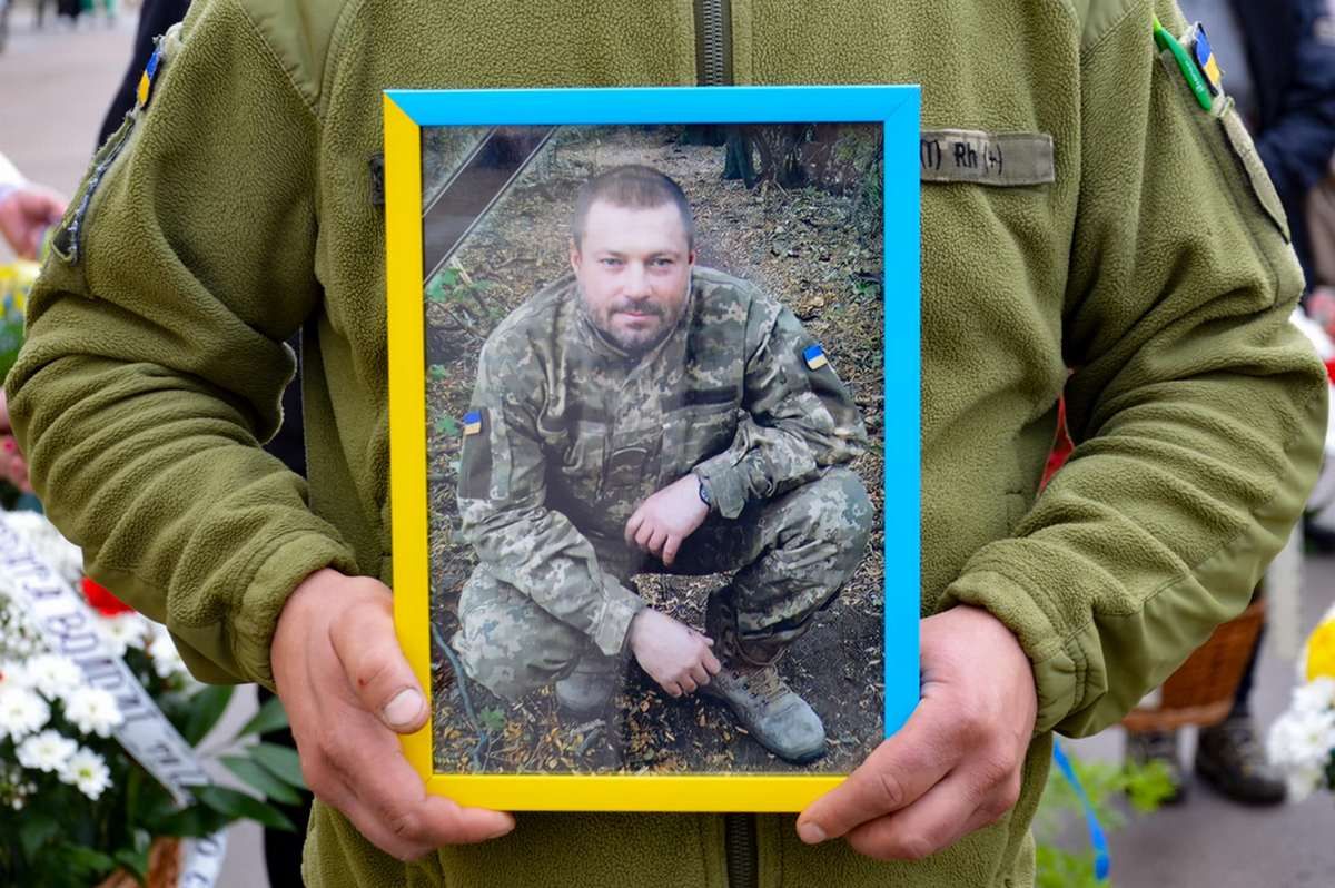 Коломия попрощалася із Героєм Олександром Рощуком 1