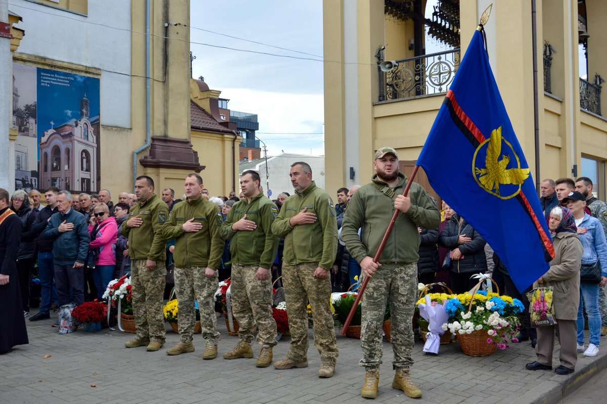 Коломия попрощалася із Героєм Олександром Рощуком 8