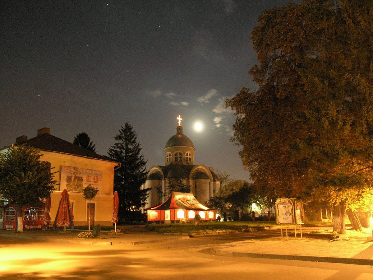 Ще не забудований ріг стометрівки - бульвару Лесі Українки, п. "ХХІ ст