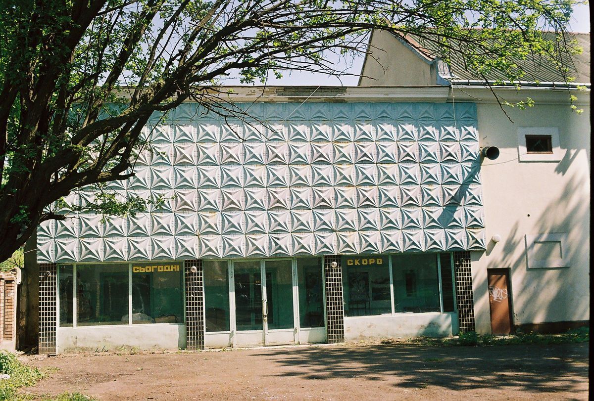 Кінотеатр "Джерело", а перед тим - австрійські рейтарні. 2023 року стертий з лиця землі