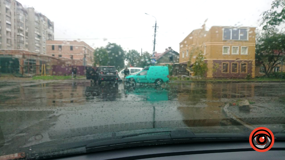 Ранкове ДТП на перехресті Моцарта-Хмельницького у Коломиї