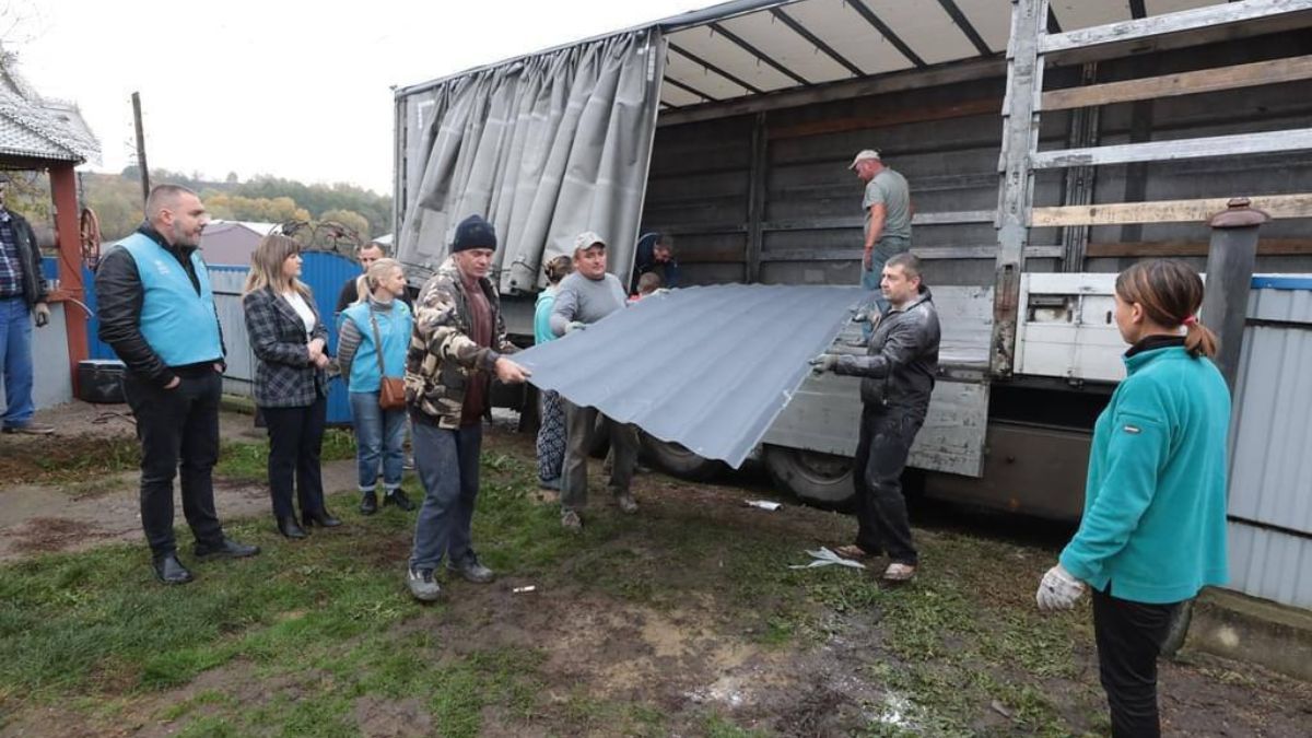 На Коломийщині власники будинків, які пошкодили російські ракети, отримали будівельні матеріали 1