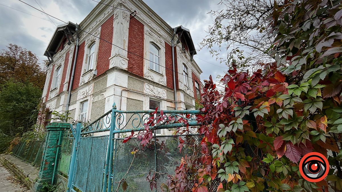 За скільки 553 м² історичної будівлі у Коломиї продали у приватні руки 3