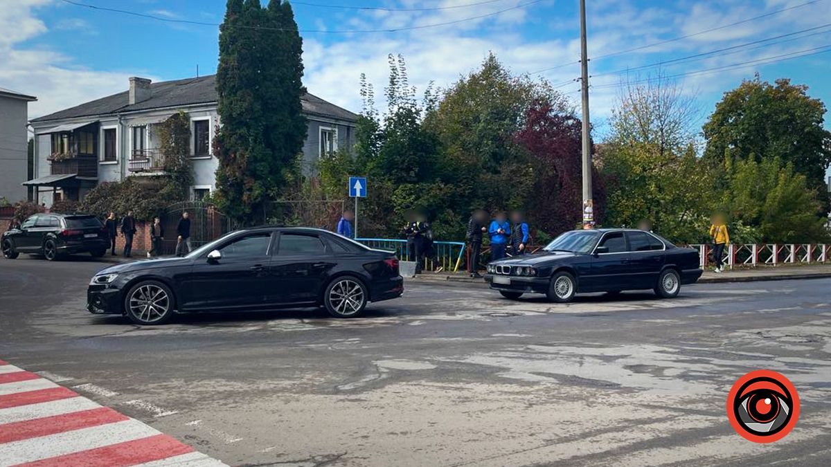 ДТП на перехресті Петлюри-Тарабалки: рух ускладнений 1