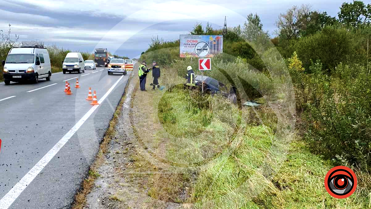 ДТП під Коломиєю: автомобіль опинився в кюветі 1