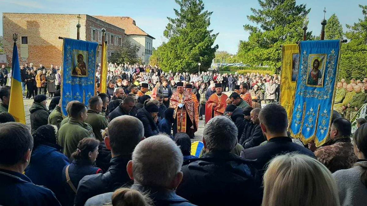 Сотні людей прийшли провести в останню путь молодого воїна Василя Надурака