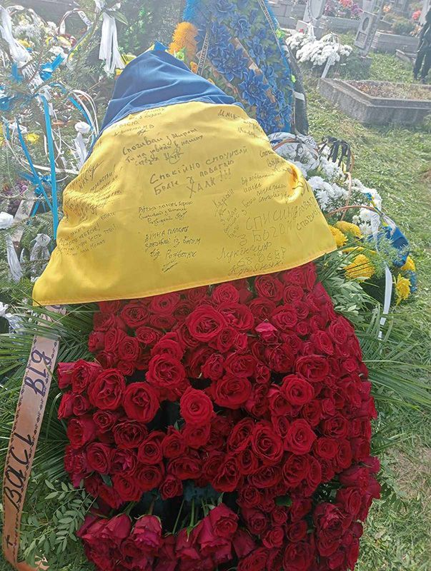 Сотні людей прийшли провести в останню путь молодого воїна Василя Надурака 9