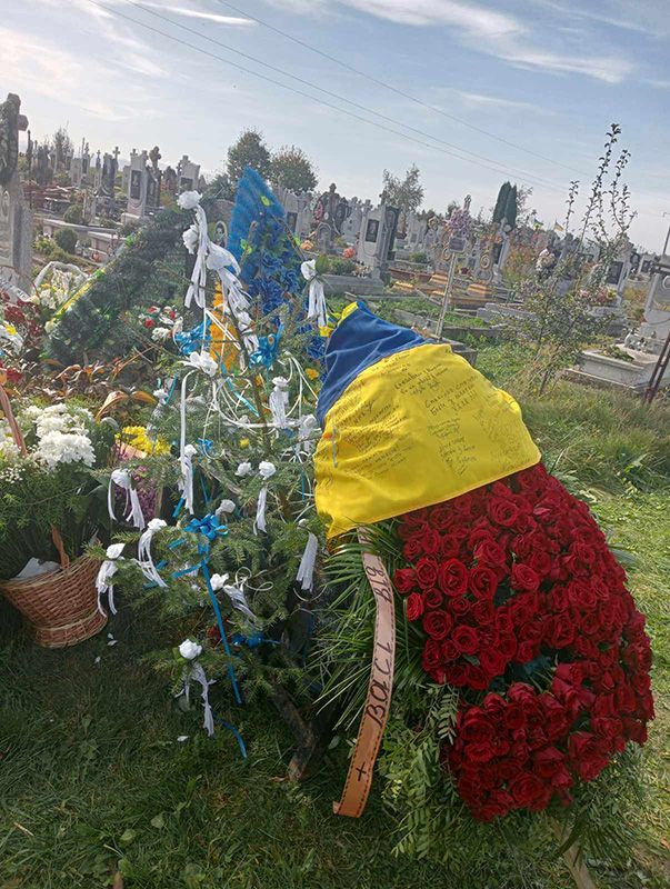 Сотні людей прийшли провести в останню путь молодого воїна Василя Надурака 8