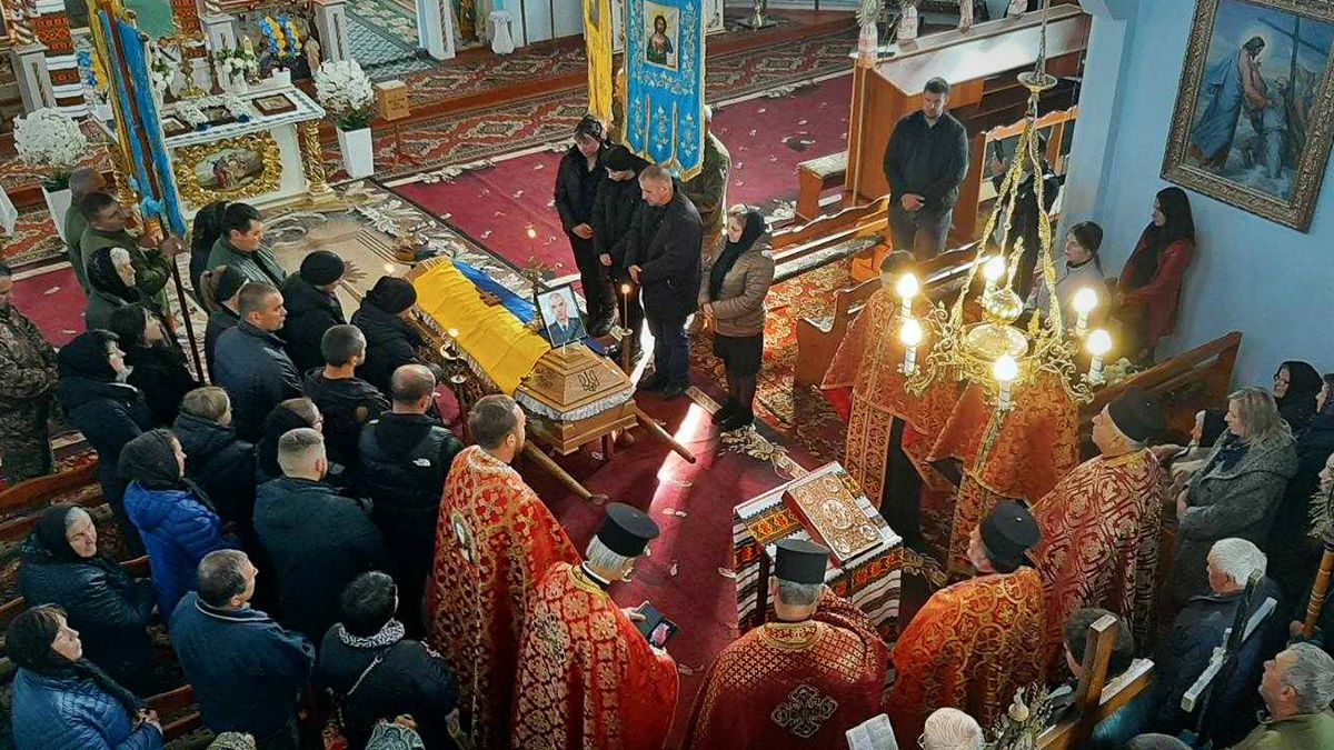 Сотні людей прийшли провести в останню путь молодого воїна Василя Надурака 6