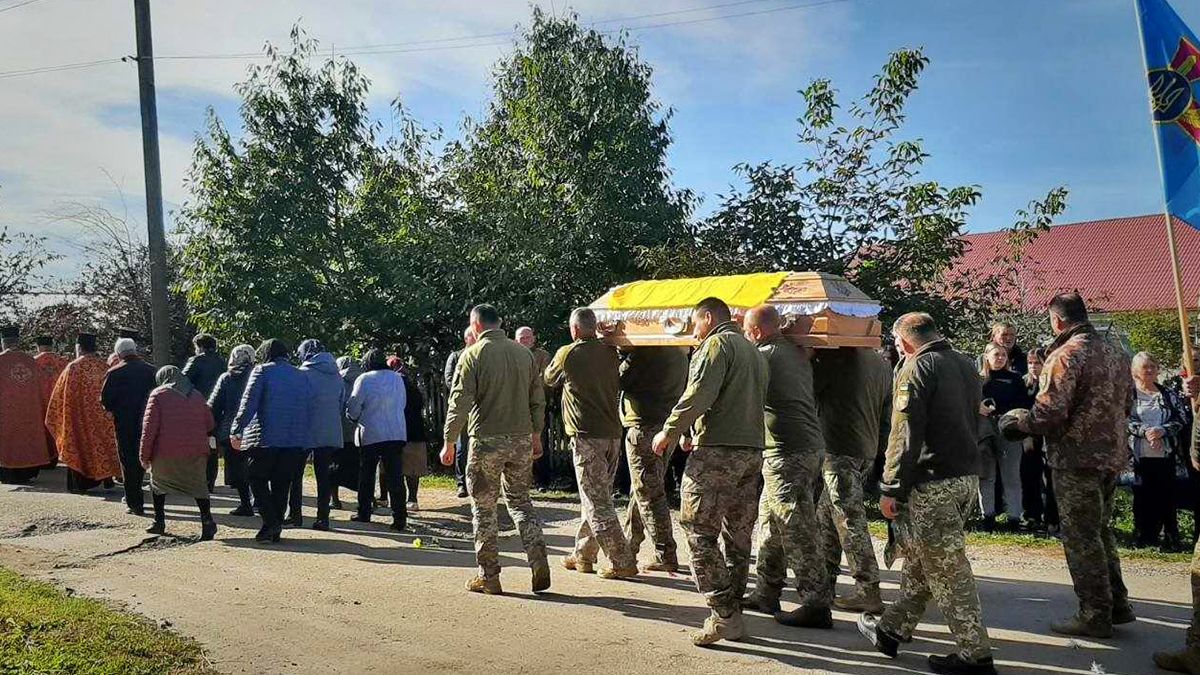 Сотні людей прийшли провести в останню путь молодого воїна Василя Надурака 4