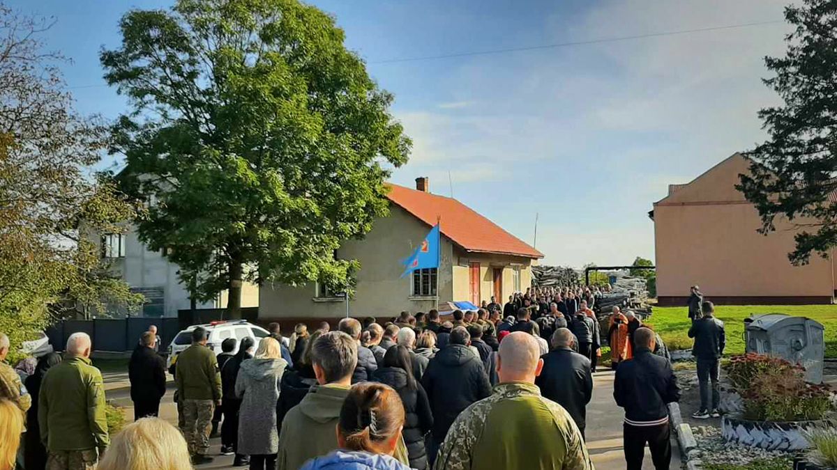 Сотні людей прийшли провести в останню путь молодого воїна Василя Надурака 3