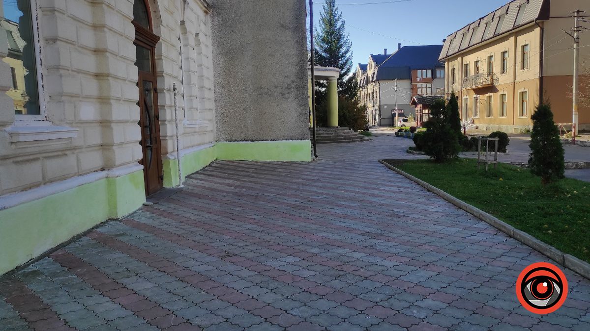 територія перед входом до старшої школи