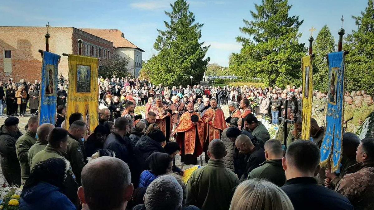 Сотні людей прийшли провести в останню путь молодого воїна Василя Надурака 2