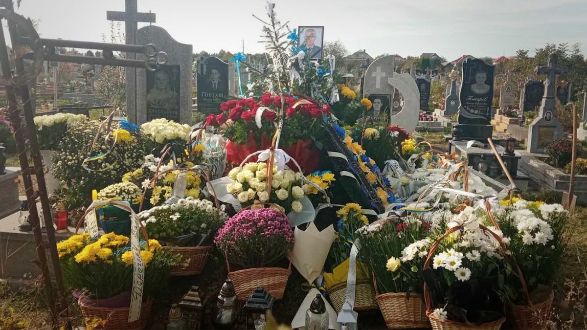 Сотні людей прийшли провести в останню путь молодого воїна Василя Надурака 7