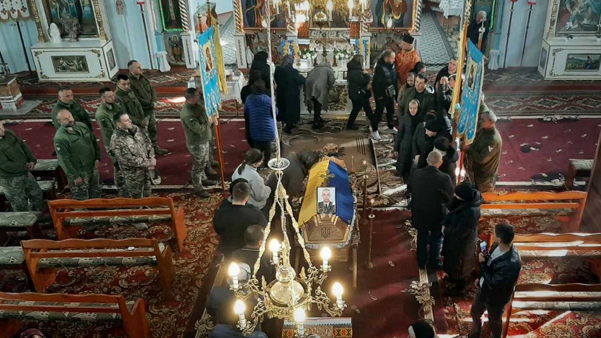 Сотні людей прийшли провести в останню путь молодого воїна Василя Надурака 5