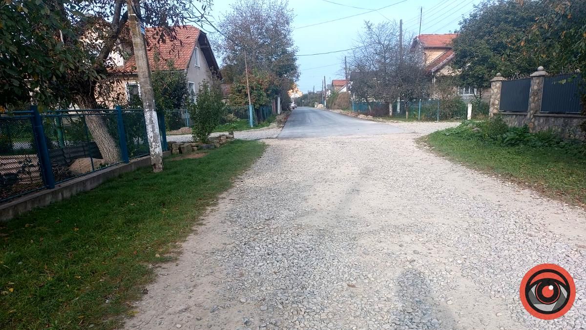 Мешканці вулиці Рильського запитують, чому заасфальтували тільки половину дороги 2