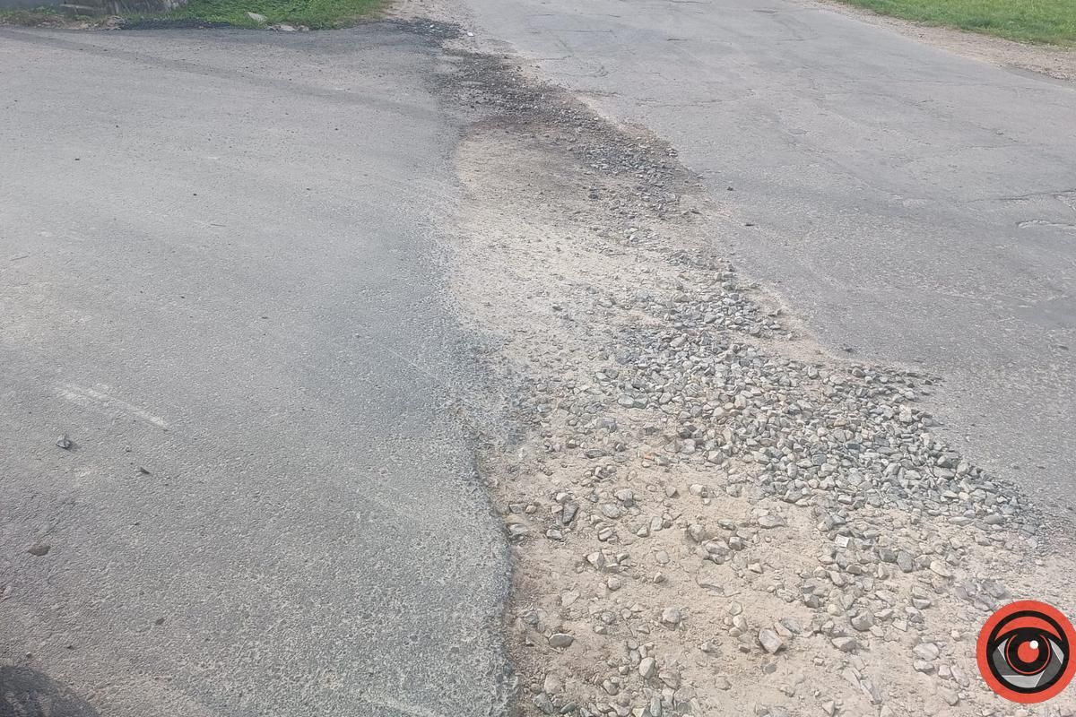 Мешканці вулиці Рильського запитують, чому заасфальтували тільки половину дороги 4