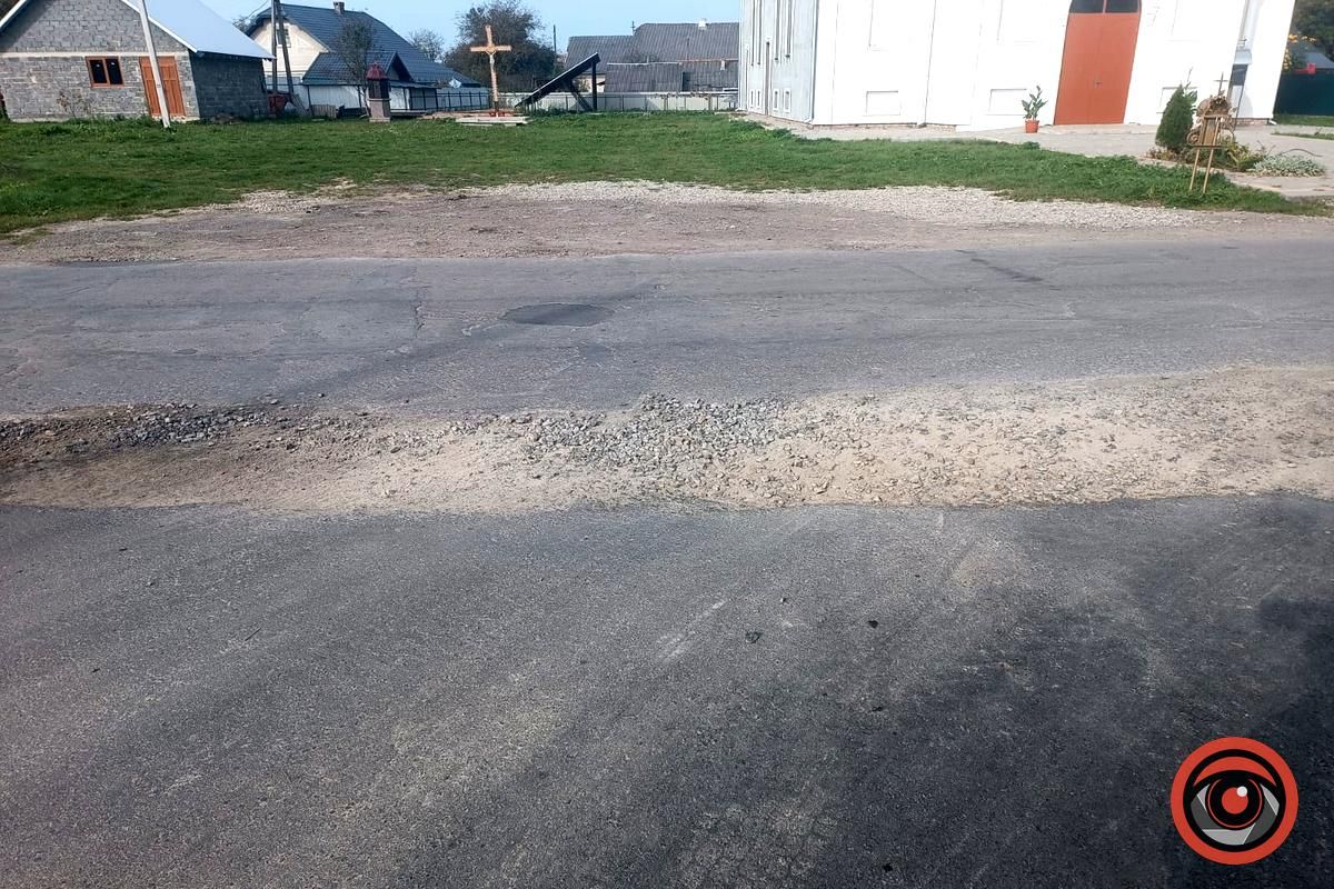 Мешканці вулиці Рильського запитують, чому заасфальтували тільки половину дороги 3