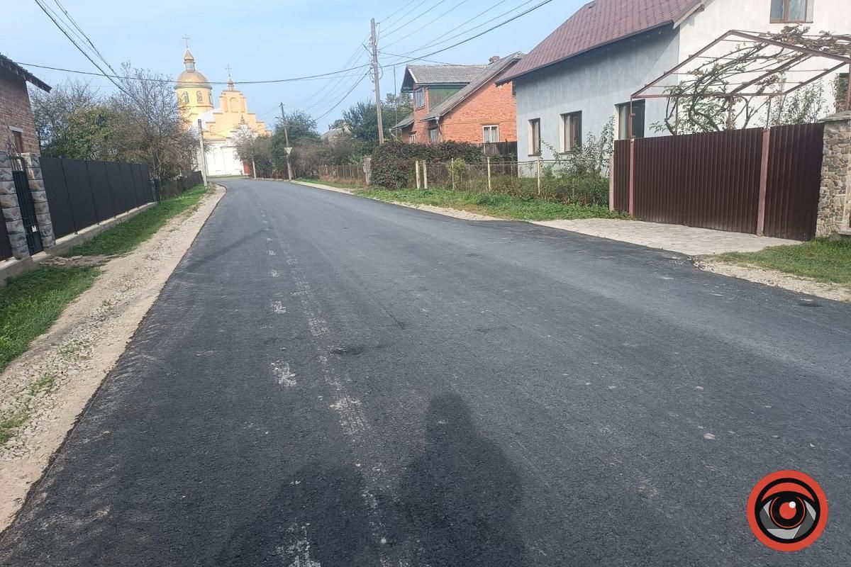 Мешканці вулиці Рильського запитують, чому заасфальтували тільки половину дороги 1