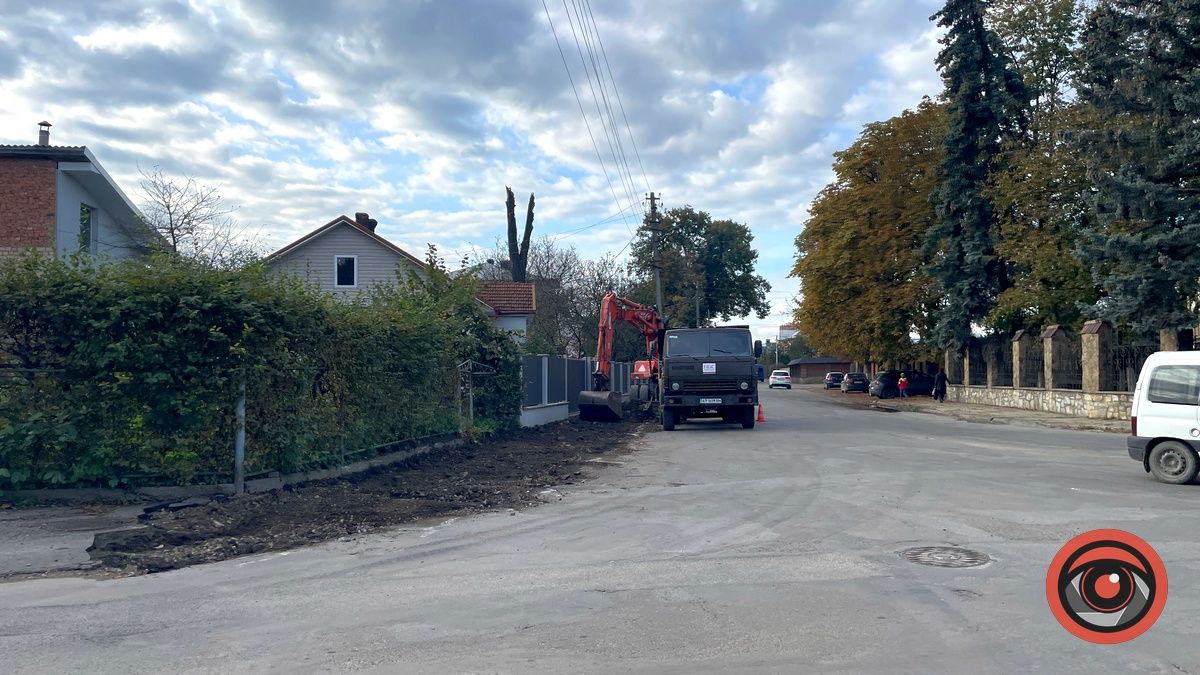 Ще -2,2 млн грн з бюджету: В Коломиї приступили до ремонту тротуарів на вул. Українській 1