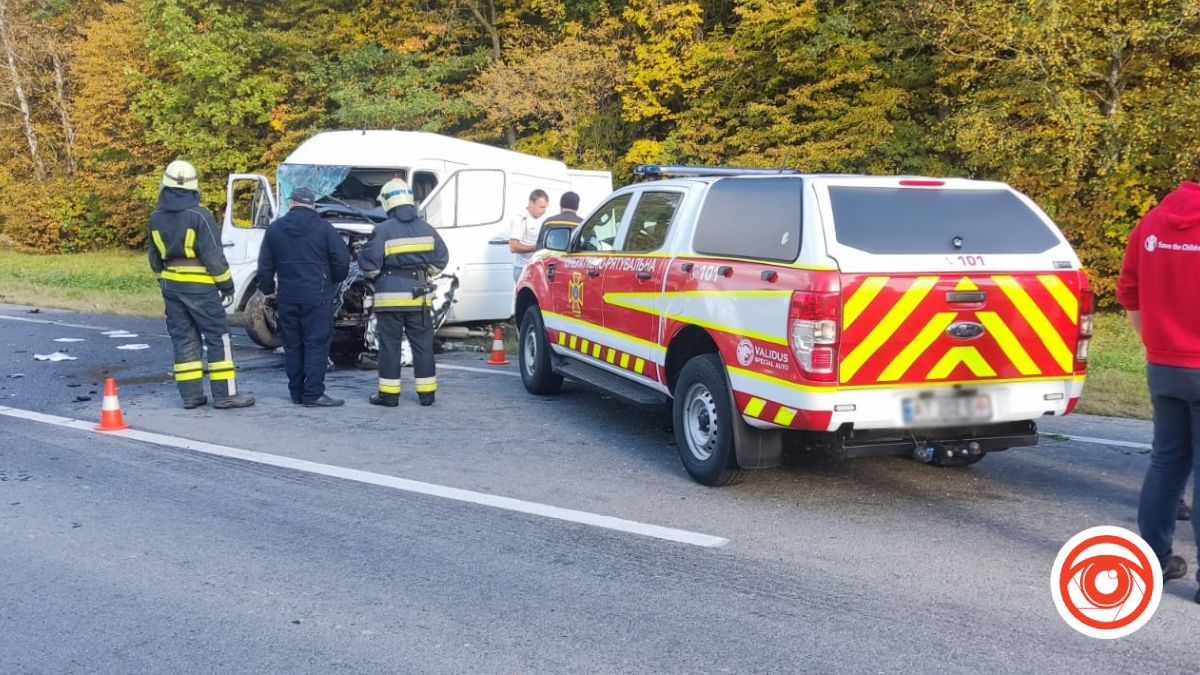 На Коломийщині у ДТП потрапила вантажівка та бус 1