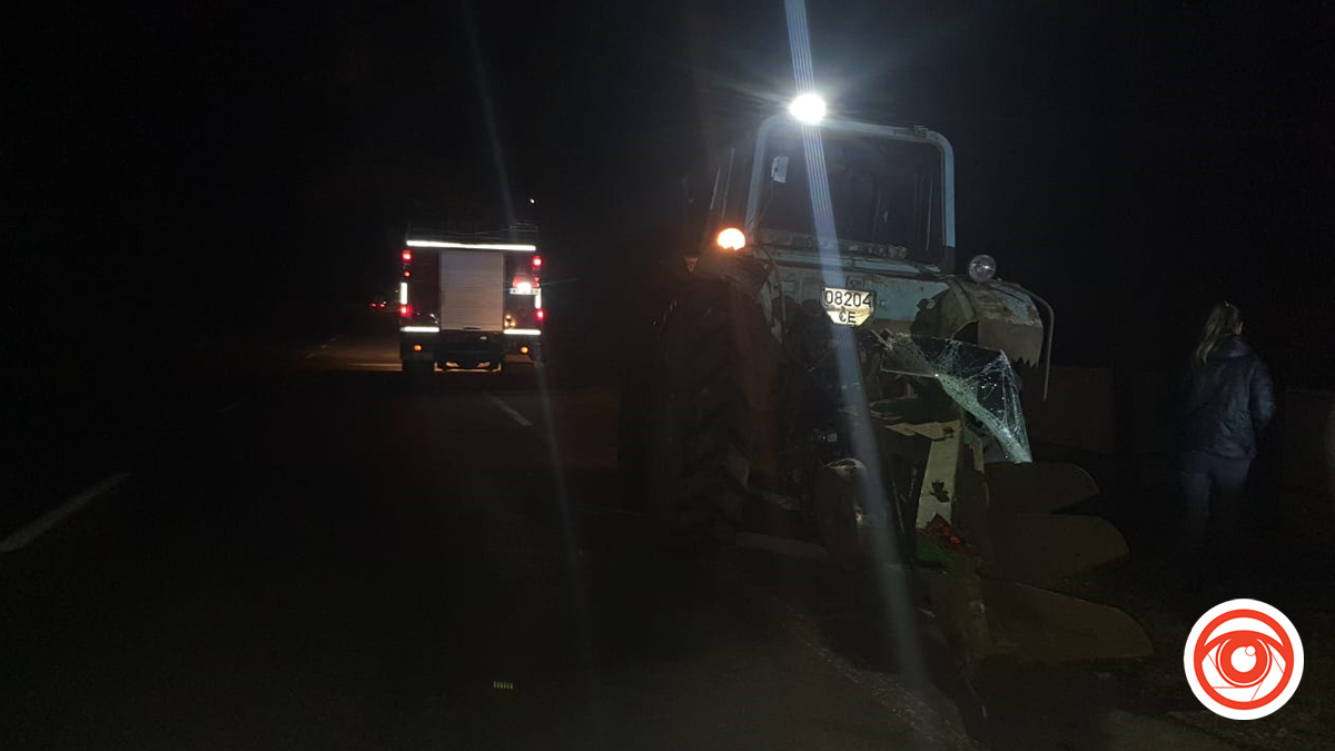 Деталі від поліції щодо вечірньої ДТП на Коломийщині: легковик зіткнувся з трактором 2