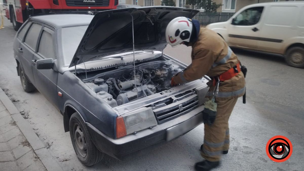 У Городенці пожежники рятували авто від вогню 1